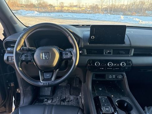 Used 2025 Honda Pilot TrailSport image 13