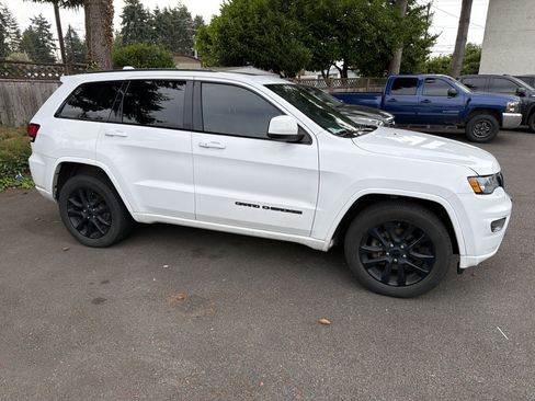 Used 2019 Jeep Grand Cherokee Altitude AWD/4WD image 2