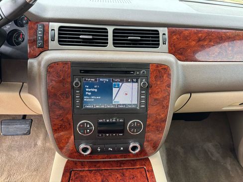 Used 2011 Chevrolet Avalanche LTZ image 16