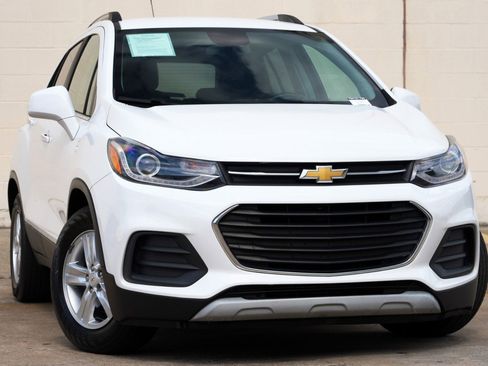 Used 2019 Chevrolet Trax LT w/ LT Convenience Package FWD image 2