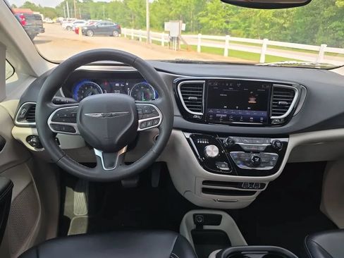 Used 2023 Chrysler Pacifica Touring-L FWD image 12