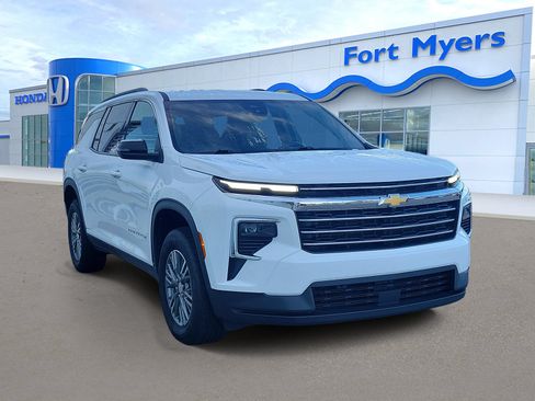Used 2025 Chevrolet Traverse LT AWD/4WD image 1