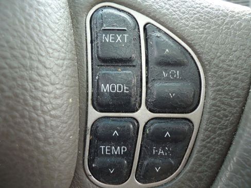 Used 2003 Lincoln Town Car Cartier RWD image 18