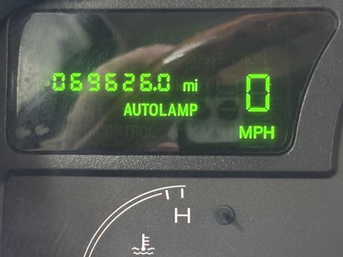 Used 2003 Lincoln Town Car Signature image 34