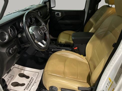 Used 2019 Jeep Wrangler Unlimited Sahara image 9