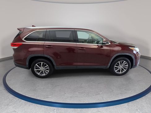 Used 2019 Toyota Highlander XLE FWD image 4