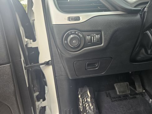 Used 2017 Jeep Cherokee Trailhawk AWD/4WD image 15