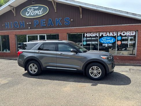 Used 2023 Ford Explorer XLT AWD/4WD image 11
