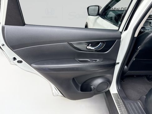 Used 2017 Nissan Rogue SL image 24