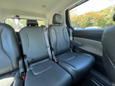 Used 2026 Kia Carnival FWD image 35
