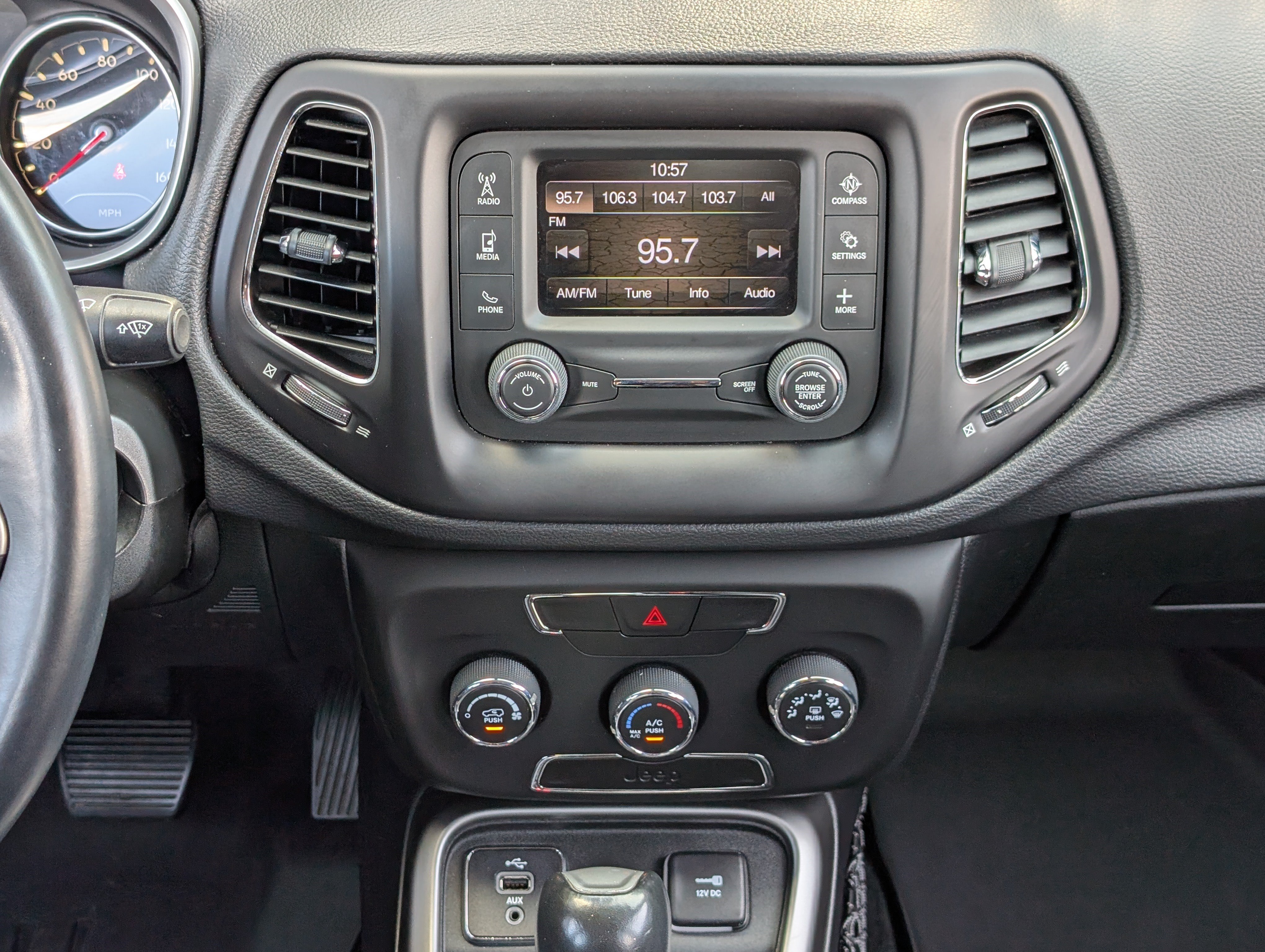 Used 2018 Jeep Compass Latitude FWD image 24