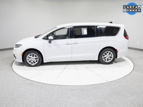 Used 2023 Chrysler Pacifica Touring-L image 32