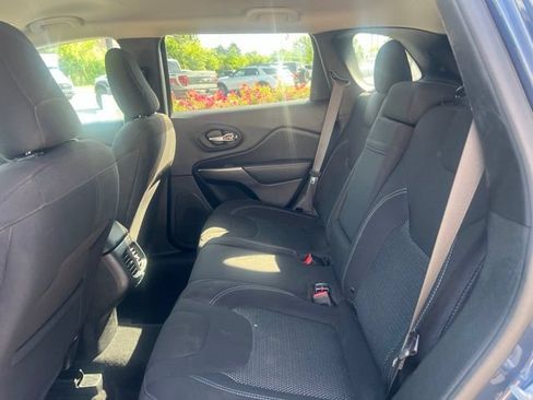 Used 2019 Jeep Cherokee Latitude w/ Cold Weather Group AWD/4WD image 16