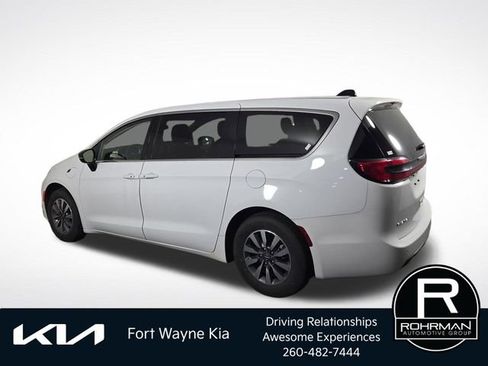 Used 2024 Chrysler Pacifica Limited FWD image 10