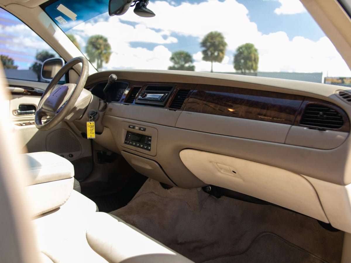 Used 2000 Lincoln Town Car Executive RWD image 23