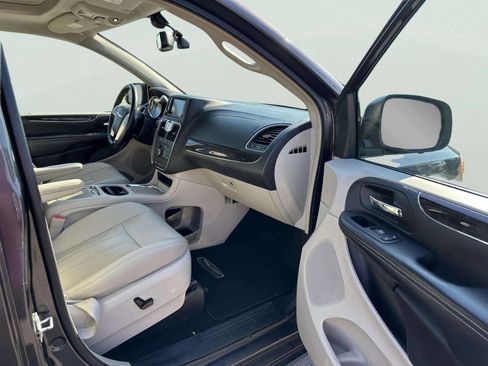 Used 2016 Chrysler Town & Country Touring-L FWD image 19
