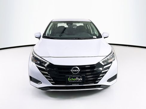 Used 2025 Nissan Versa SV image 2