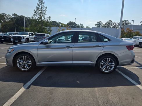 Used 2024 Volkswagen Jetta SE image 7