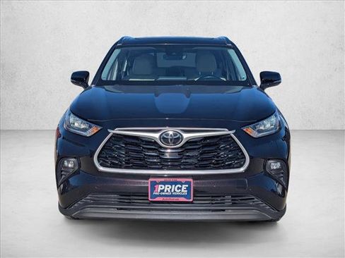 Used 2020 Toyota Highlander XLE image 2