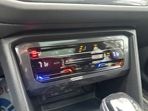 Used 2022 Volkswagen Tiguan SE w/ Panoramic Sunroof Package image 11