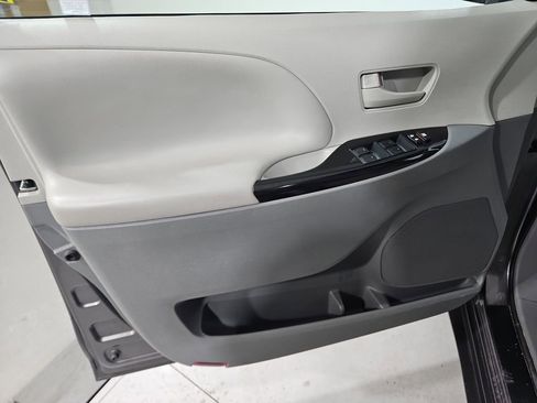 Used 2014 Toyota Sienna LE image 10
