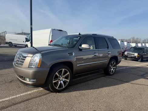 Used 2013 Cadillac Escalade Luxury image 3