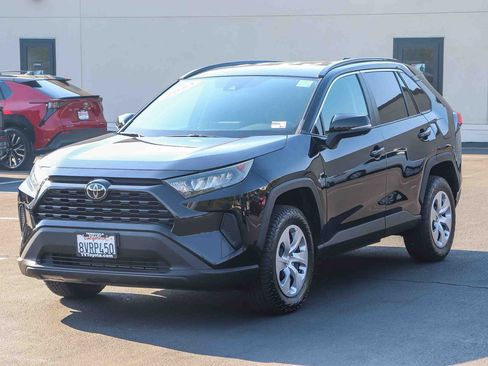 Used 2021 Toyota RAV4 LE FWD image 3