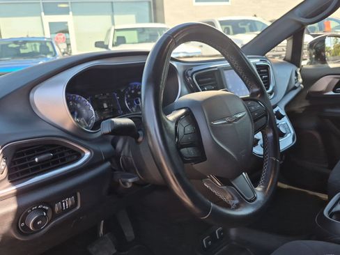 Used 2019 Chrysler Pacifica Touring Plus w/ S Appearance Package FWD image 11