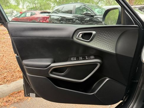 Used 2025 Kia Soul LX w/ LX Technology Package FWD image 20