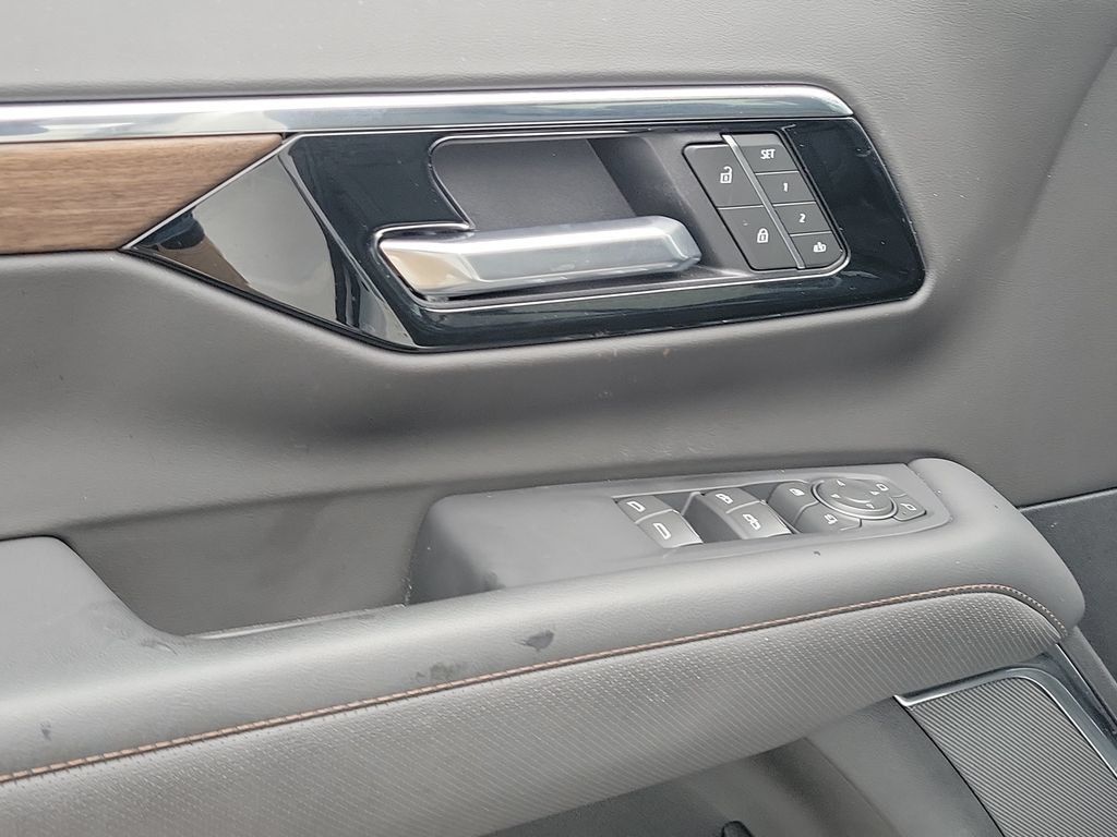 Used 2025 Chevrolet Tahoe High Country AWD/4WD image 24