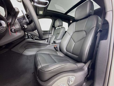 New 2025 Porsche Macan image 5