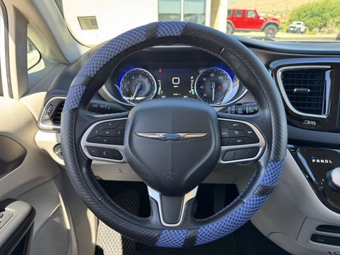 Used 2018 Chrysler Pacifica Touring-L Plus FWD image 16