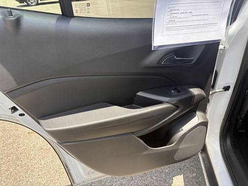 Used 2025 Chevrolet Trax LT FWD image 16