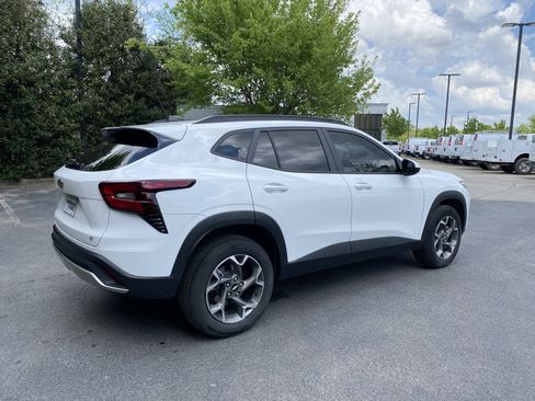 Used 2024 Chevrolet Trax LT w/ Driver Confidence Package image 9