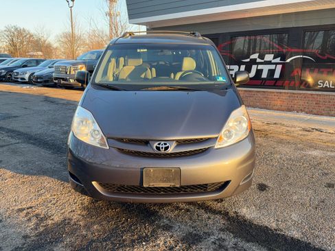 Used 2010 Toyota Sienna LE image 2