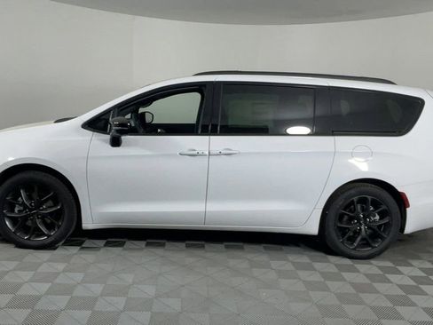 New 2025 Chrysler Pacifica Limited image 7