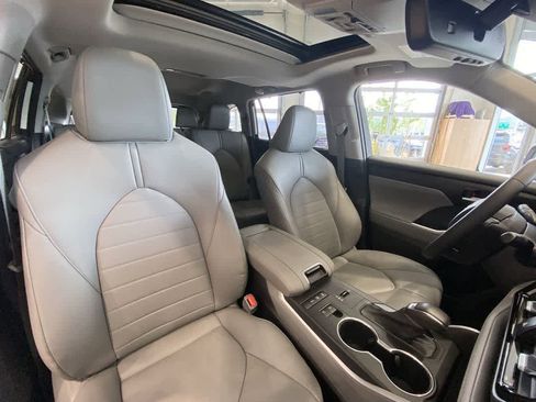 Used 2020 Toyota Highlander XLE AWD/4WD image 28