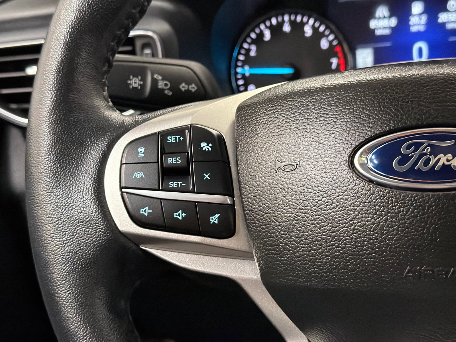 Used 2023 Ford Explorer XLT w/ Equipment Group 202A AWD/4WD image 23
