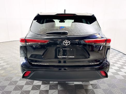 Used 2023 Toyota Highlander XLE AWD/4WD image 4