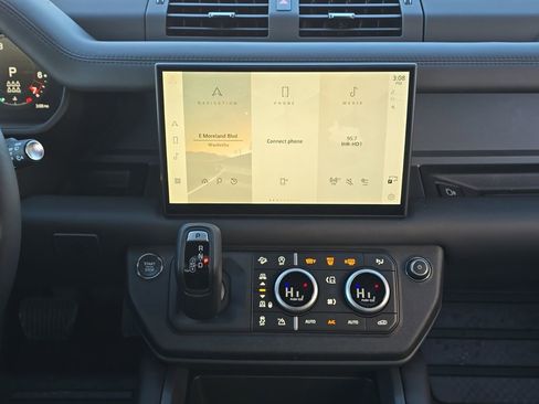 New 2025 Land Rover Defender 130 X-Dynamic SE AWD/4WD image 16