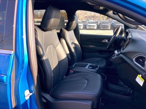 New 2026 Chrysler Pacifica Select FWD image 25