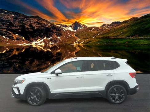 Used 2022 Volkswagen Taos SE w/ Panoramic Sunroof Package image 3