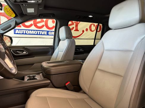 Used 2023 GMC Yukon XL SLT w/ SLT Premium Package image 17
