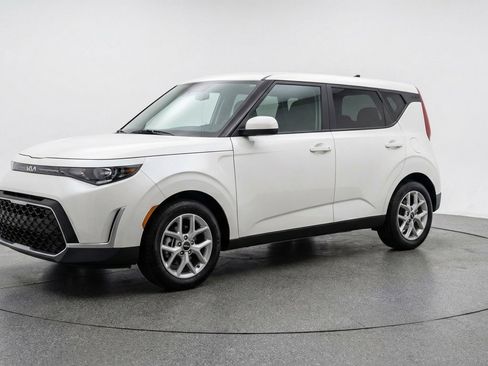 Used 2025 Kia Soul LX w/ LX Technology Package FWD image 3
