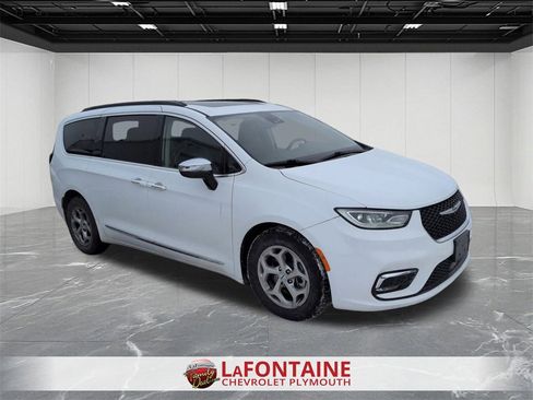 Used 2023 Chrysler Pacifica Limited image 2