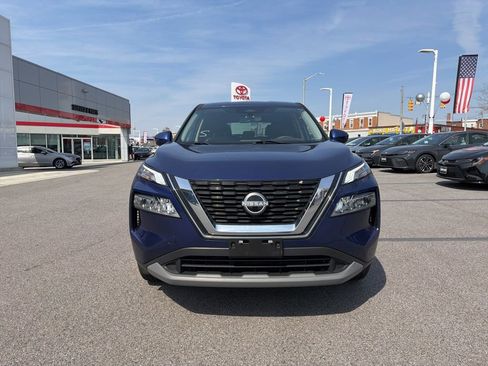 Used 2023 Nissan Rogue SV image 2