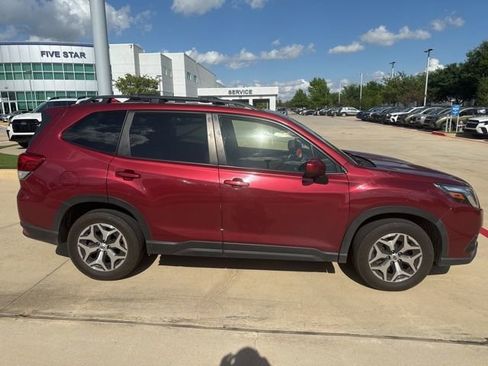 Used 2023 Subaru Forester Premium image 2