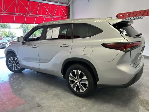 Used 2024 Toyota Highlander XLE FWD image 6