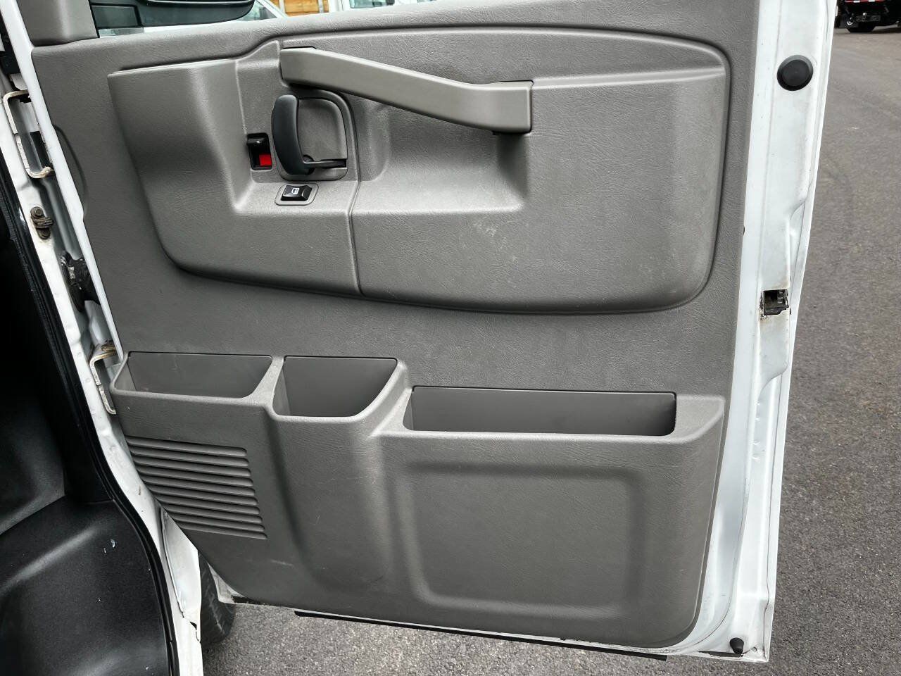 Used 2017 Chevrolet Express 2500 RWD image 18