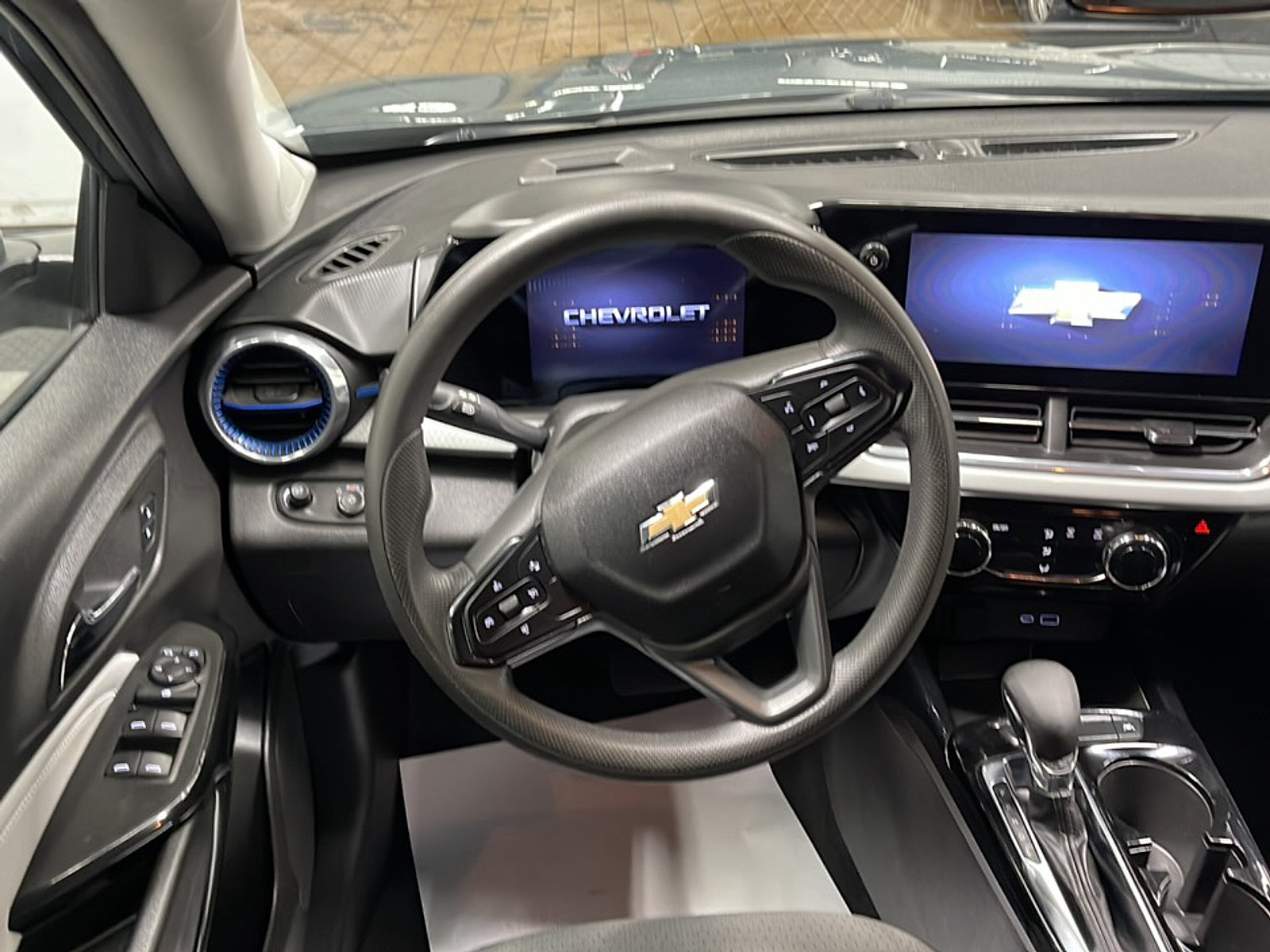 Used 2025 Chevrolet Trax LT FWD image 3